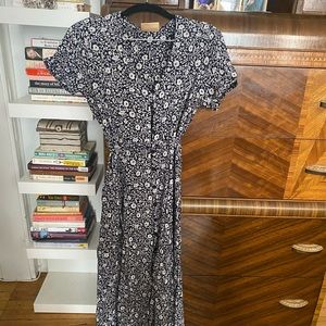 Maxi floral dress with a row of buttons